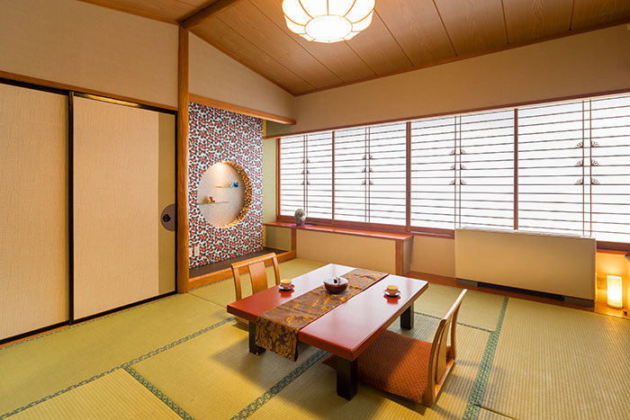 Phòng khách kiểu Nhật bố trí đồ nội thất tối giản kết hợp các món đồ trang trí ấn tượng.